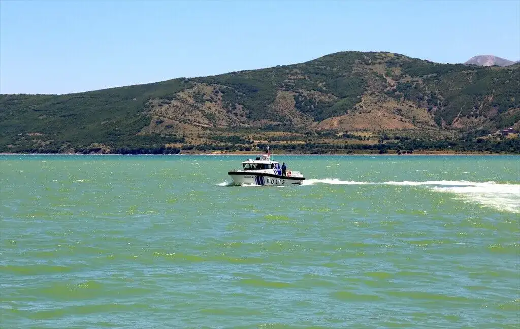 İnci kefali için sıkı takip: Deniz polisleri Van Gölü'nü koruyor