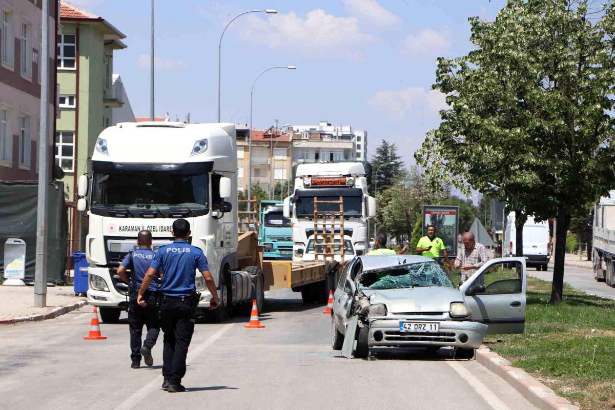 Otomobil tıra arkadan çarptı: 1'i ağır 3 yaralı