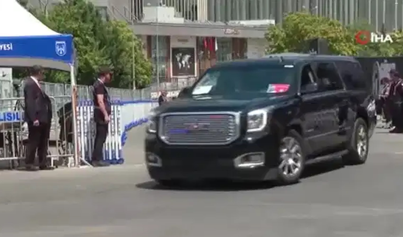 'Canavar' Trump'ı karşılamak için havaalanına geldi