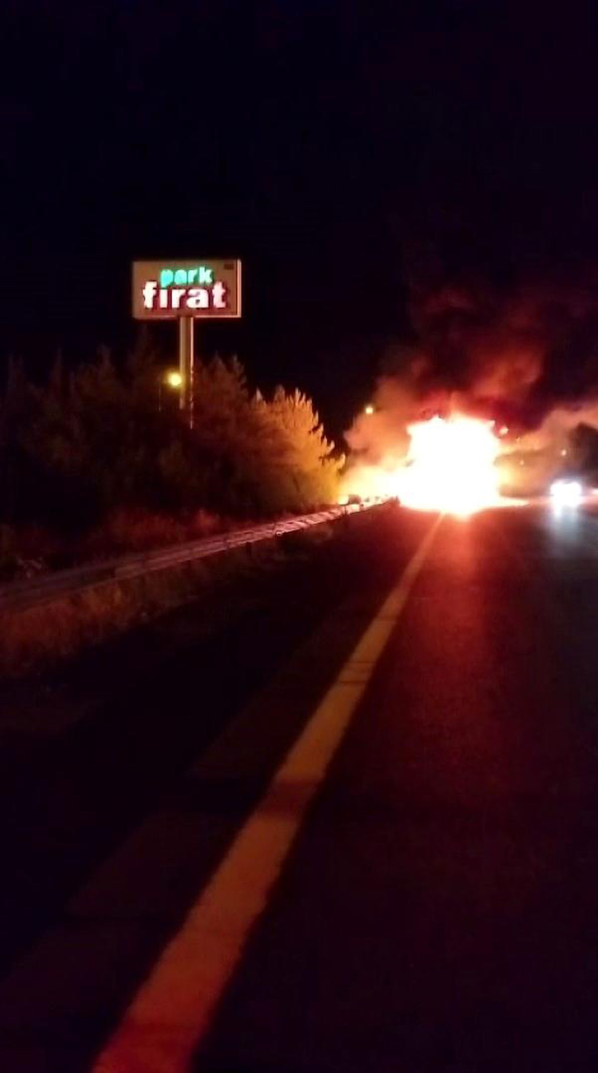 Seyir halindeki tır alev alev yanarak kullanılamaz hale geldi