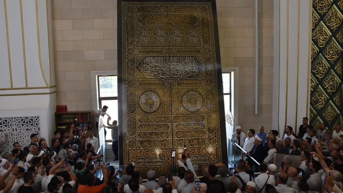 1988 tarihli Kabe örtüsü Millet Cami ve Külliyesi'nde sergileniyor