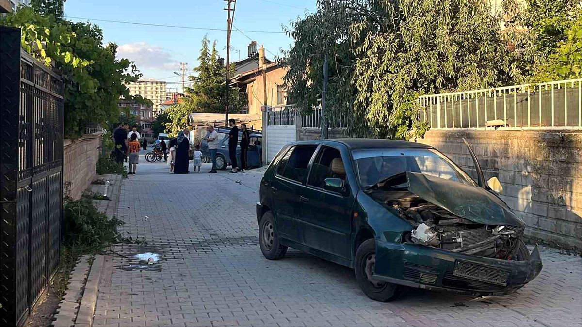 Ehliyetsiz çocuk sürücünün karıştığı kazada 2'si çocuk 5 kişi yaralandı