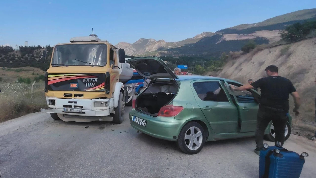 Bilecik’te su tankeri ile otomobil çarpıştı, sürücü hastaneye kaldırıldı