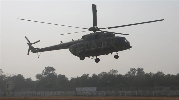 Pakistan ordusuna ait helikopter düştü