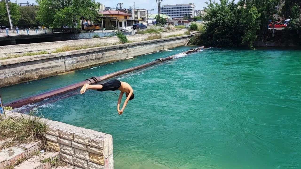 Adana yanıyor, kanallar can alıyor: Boğulma vakalarına rağmen gençler tehlikeye meydan okuyor!
