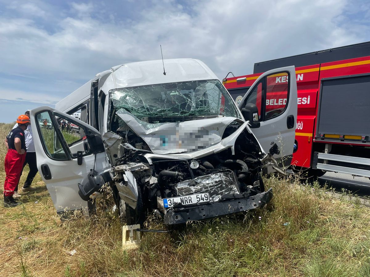 Edirne'de personel servisi, tankere çarptı: 16 yaralı