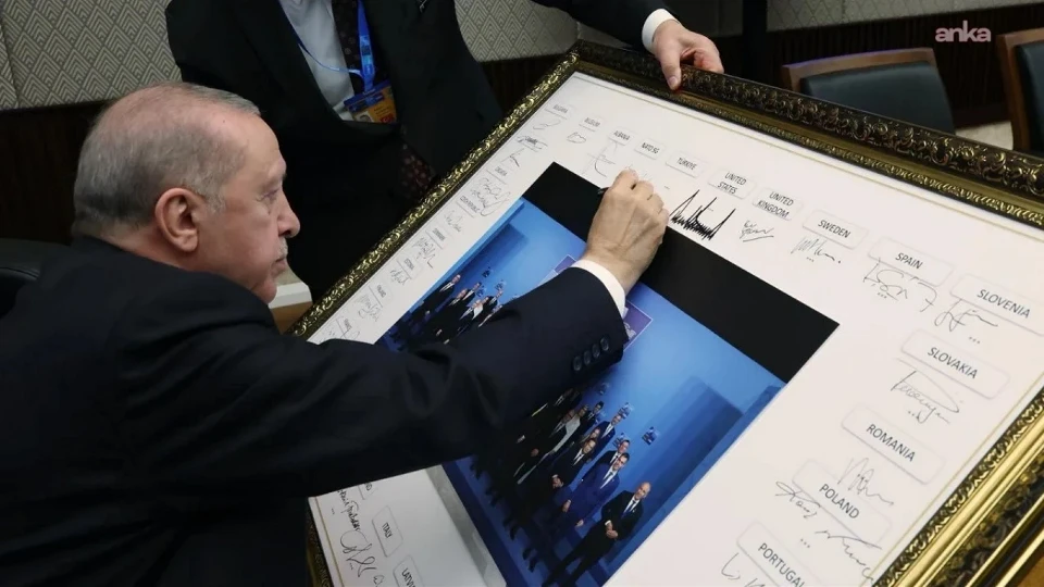 Cumhurbaşkanı Erdoğan, NATO Zirvesi'nin anı tablosunu imzaladı
