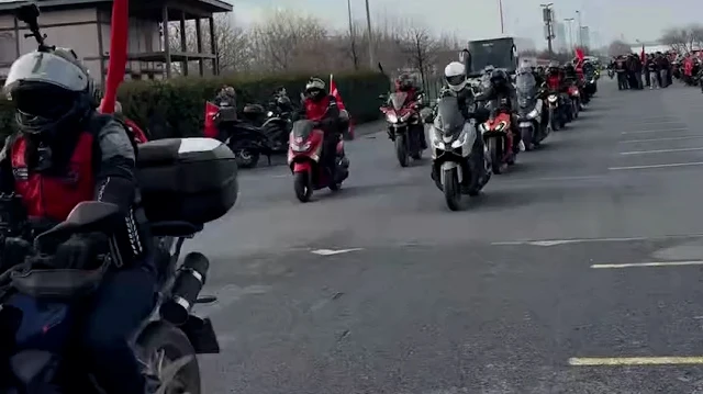 İstanbul'da bir grup motorcu cemaati az olan camiye sürpriz yaptı: O anlar yüz binlerce beğeni aldı