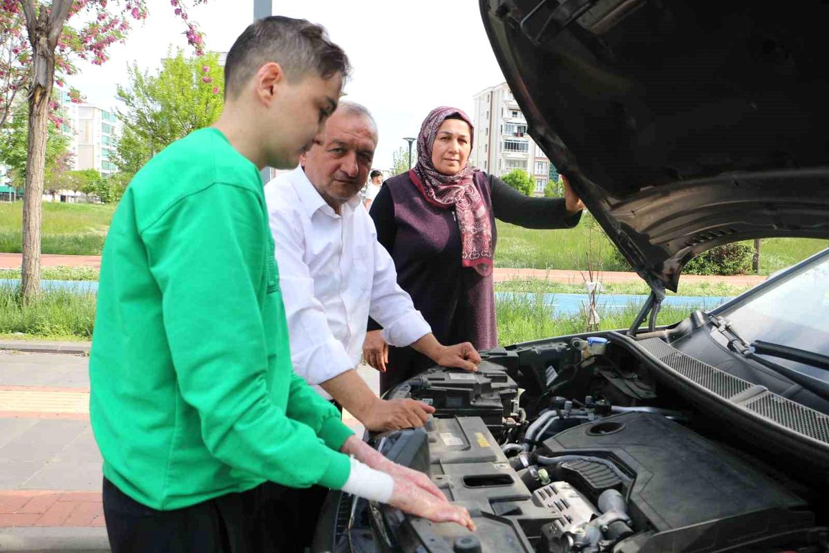 Kelebek hastası çocukları için aldıkları araç çileyi beraberinde getirdi