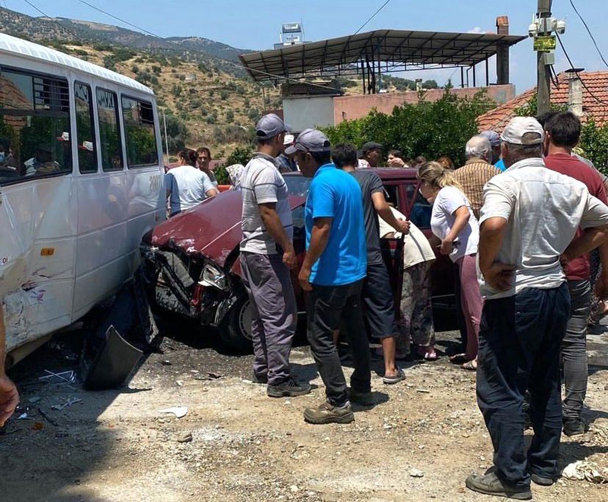 Bozdoğan'da işçi servisi ile otomobil çarpıştı: 3 yaralı