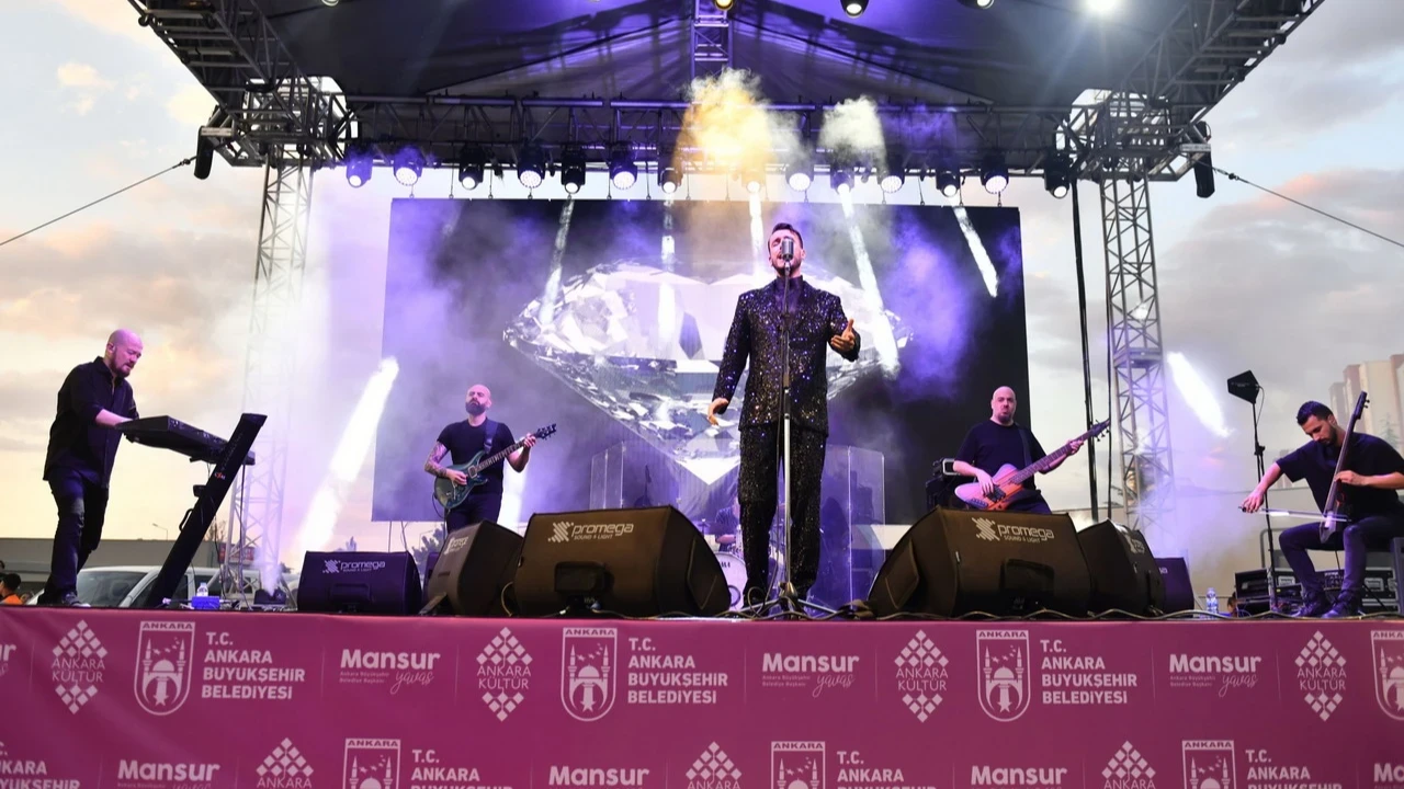 Başkent akşamları ''Çayyolu Yaz Sahnesi'' ile şenleniyor, Cem Adrian Çayyolu Yaz Sahnesi'nde
