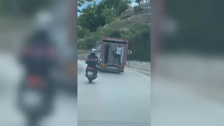 Canlarını hiçe sayıp kamyonun kasasına tutundular! Tehlikeli anlar kamerada