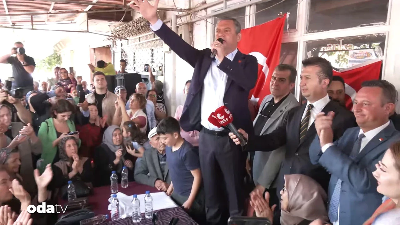 Özgür Özel kahvehanede sandalye tepesinden seslendi: 'Omuz omuzayız'