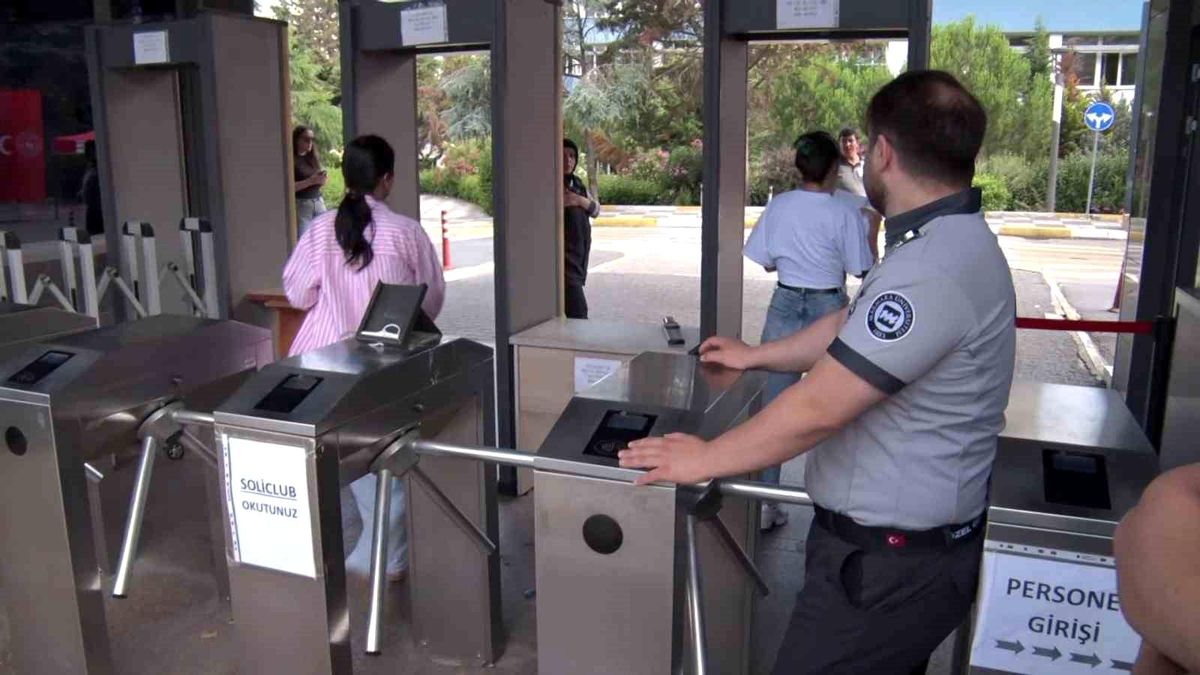 YKS'ye geç kalan adaylar panik yaşadı