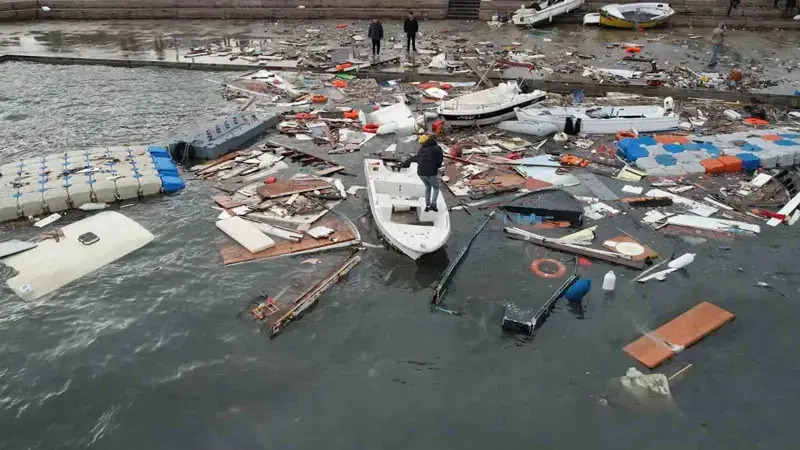 Tuzla'da fırtınadan geriye kalan batık tekneler temizleniyor