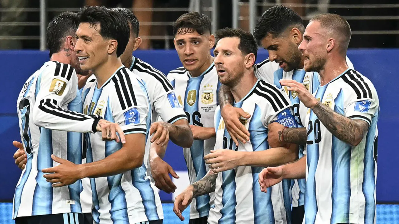 Messi şov yaptı, Arjantin son 32 biletini kaptı!