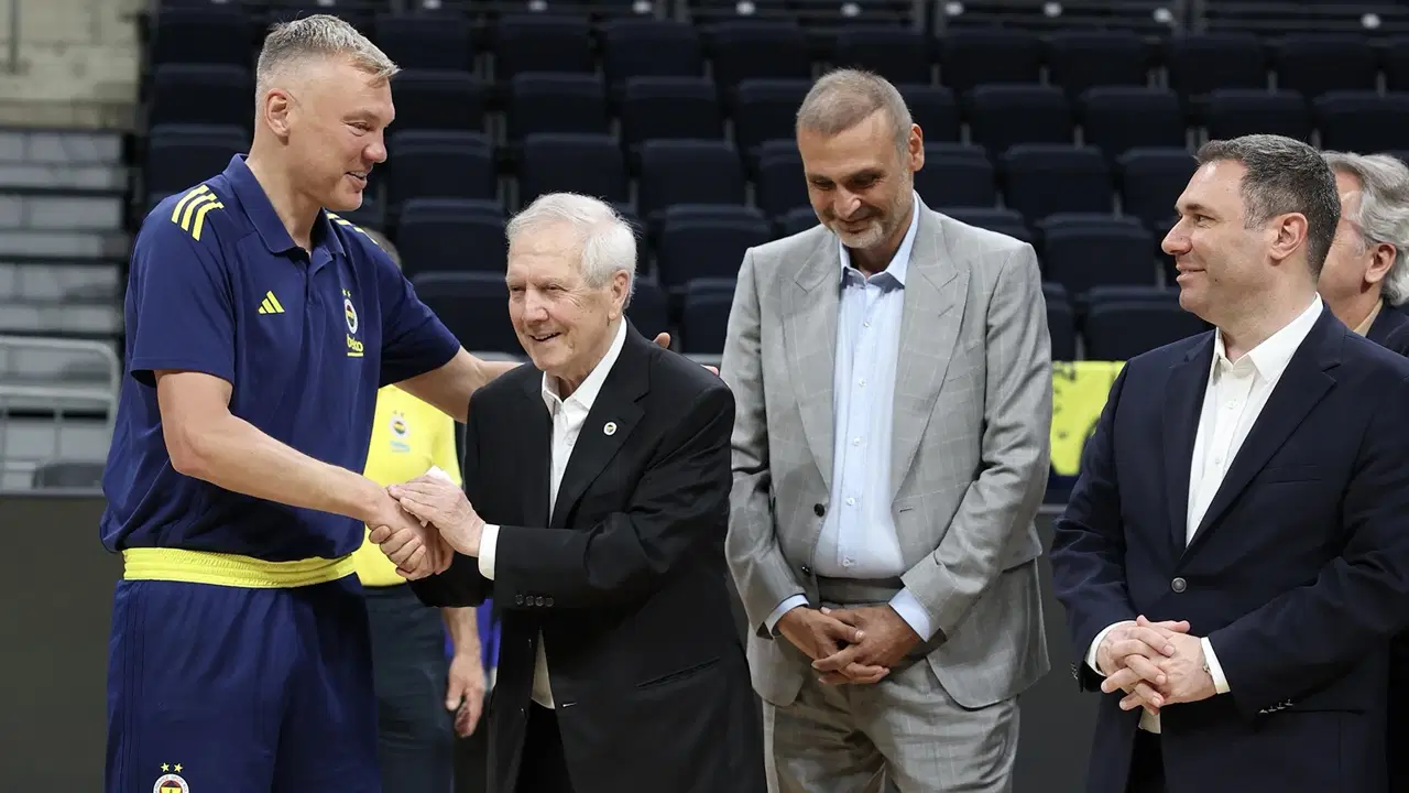 Aziz Yıldırım'dan derbi öncesi basketbol takımına ziyaret