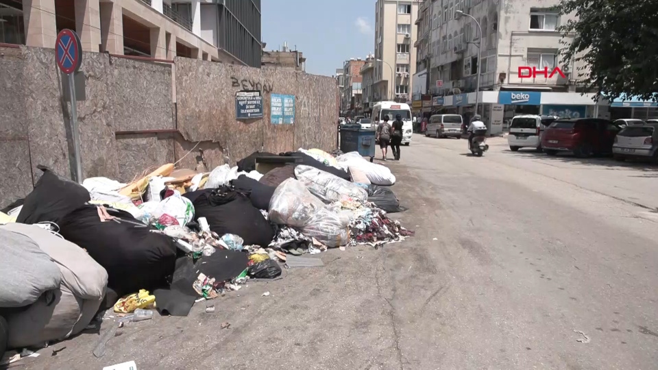 Adana'da cadde üzerindeki çevre kirliliğine vatandaşlardan tepki