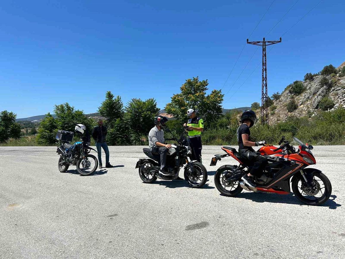 Jandarmadan motosiklet sürücülerine hayati uyarılar