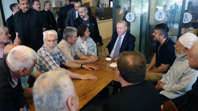 Cumhurbaşkanı Erdoğan'dan Beyoğlu'nda sürpriz ziyaret: Erzurum Vakfı lokali dolup taştı