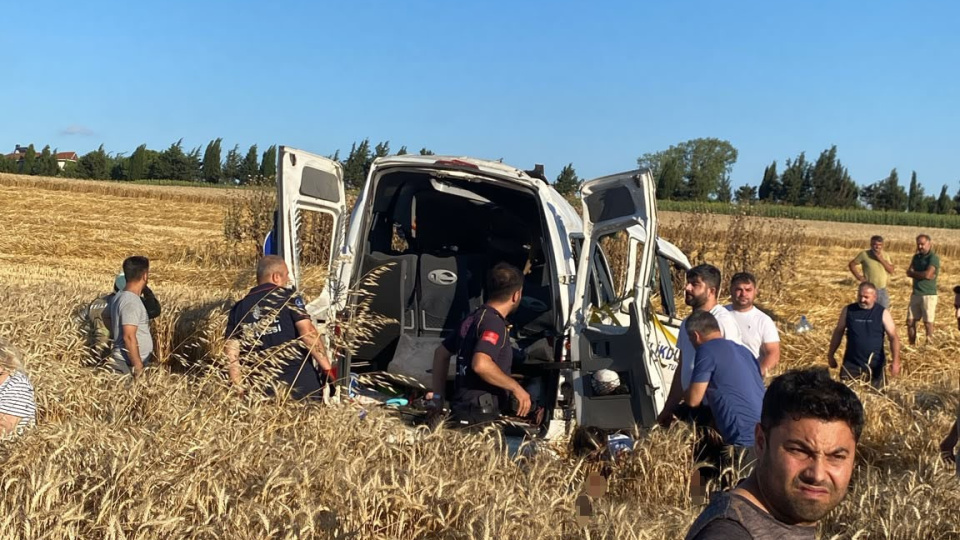 Silivri'de yol kenarındaki otluk alana devrilen minibüste 10 kişi yaralandı