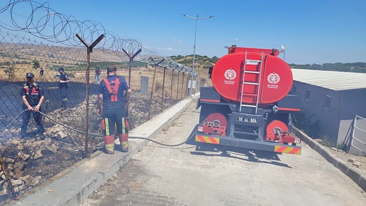 Balıkesir'de faciadan dönüldü! Yangın mühimmat fabrikasına metreler kala durduruldu