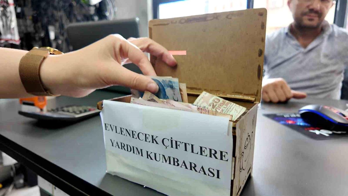 Rize'de esnaftan yeni evlenecek çiftlere "Kumbara" desteği
