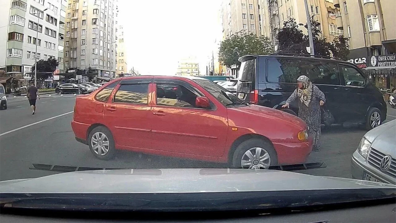Bastonlu yaşlı kadın park yerini kimseye kaptırmadı