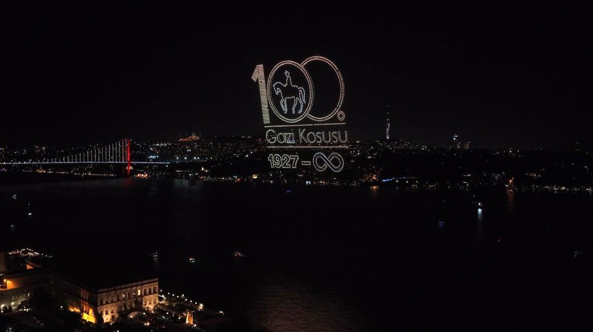 100. Gazi Koşusu Resepsiyonunda gökyüzünde görsel şölen