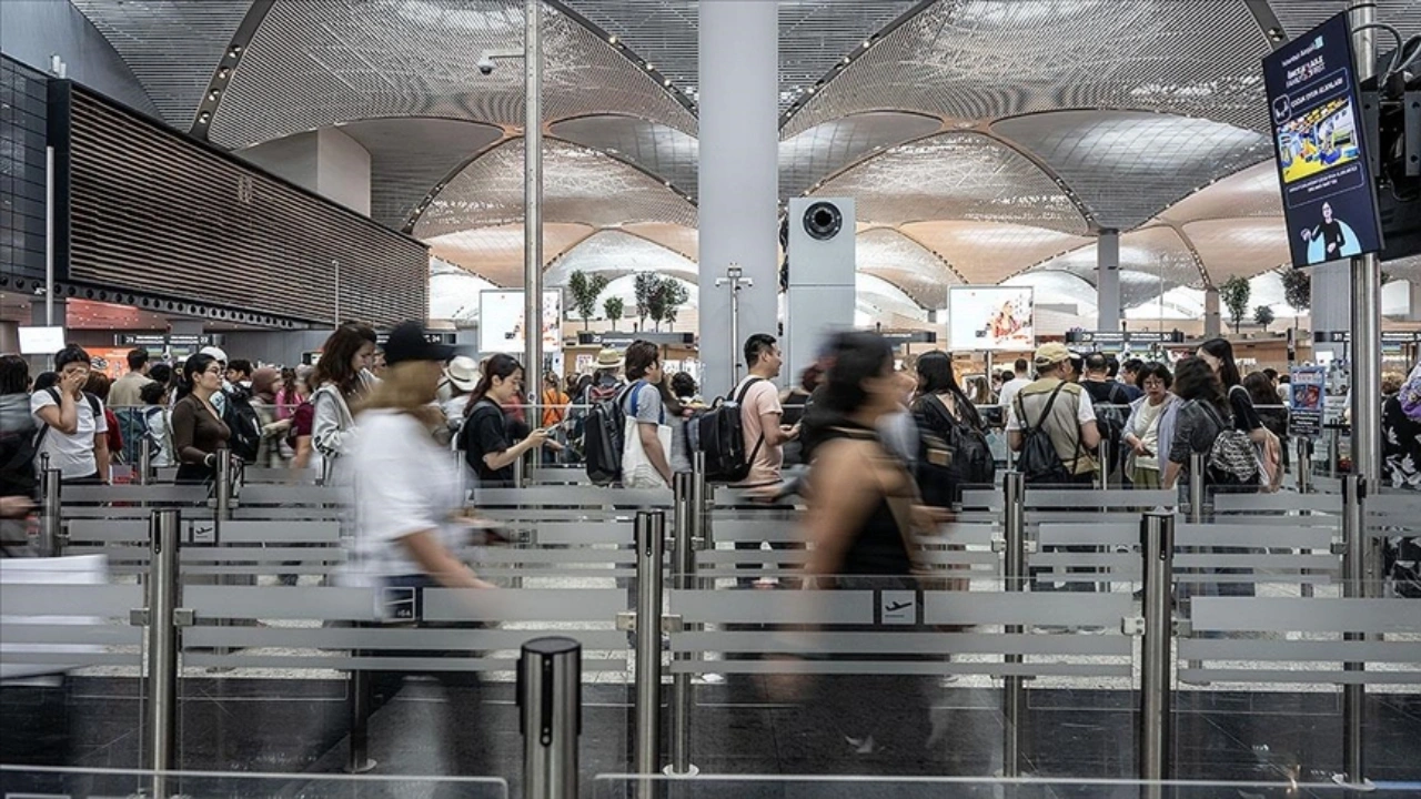 Uçak yolculuğunda yeni dönem: Tazminat, ücretsiz bagaj ve koltuk kuralları netleşti