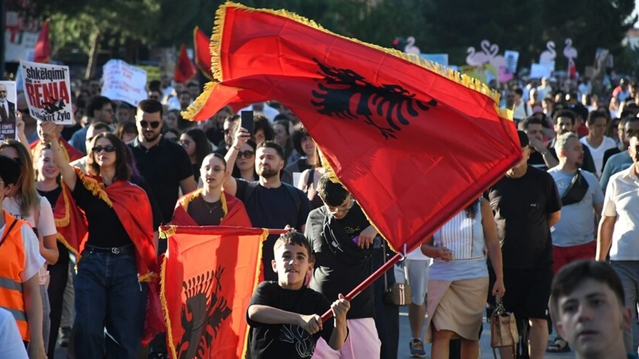 Atina'da çevre protestosu: Arnavutlar Zvernec turizm projesine karşı sokağa çıktı