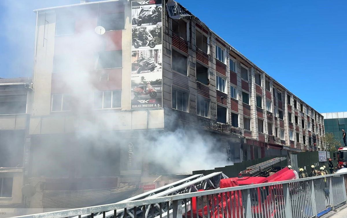 E-5 kenarındaki metruk binada yangın: Yan yolda trafik kilitlendi