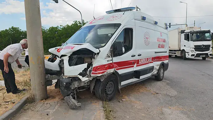 Bitlis'te feci kaza! Ambulans ile otomobil çarpıştı: 10 yaralı