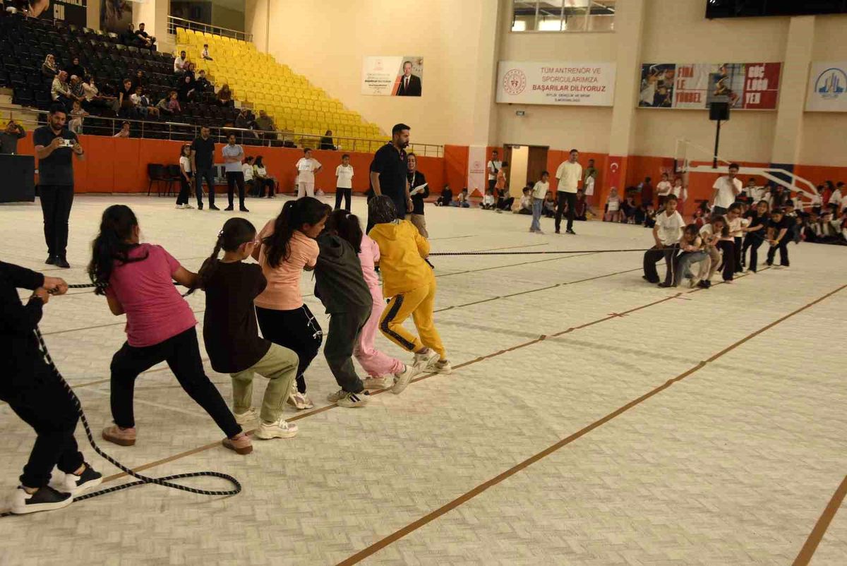 Bitlis'te geleneksel çocuk oyunları şenliği