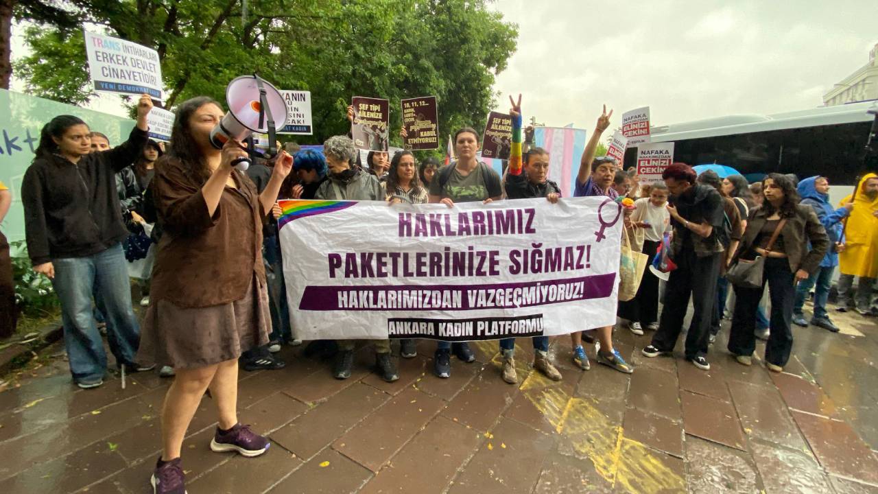 Kadınlardan abluka altında basın açıklaması: Nafaka hakkımızdan vazgeçmiyoruz!
