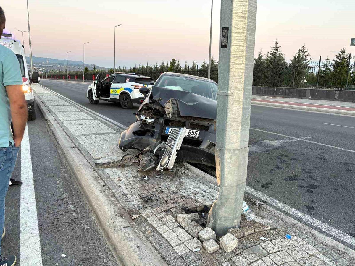 Kayseri'de otomobil aydınlatma direğine çarptı: 1 yaralı