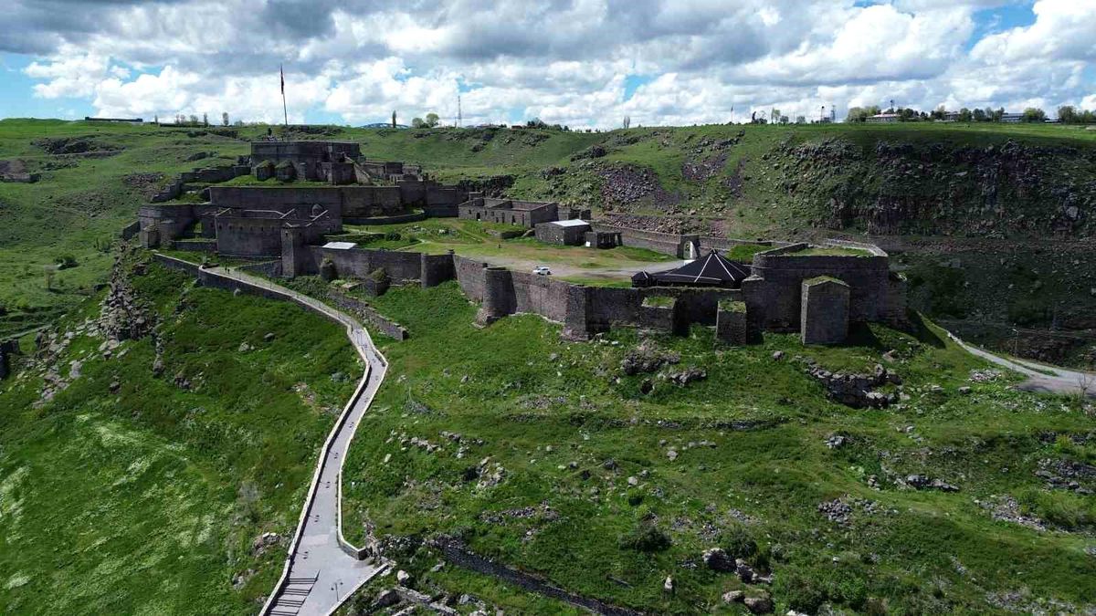 Kars Kalesi UNESCO’ya girmeyi bekliyor