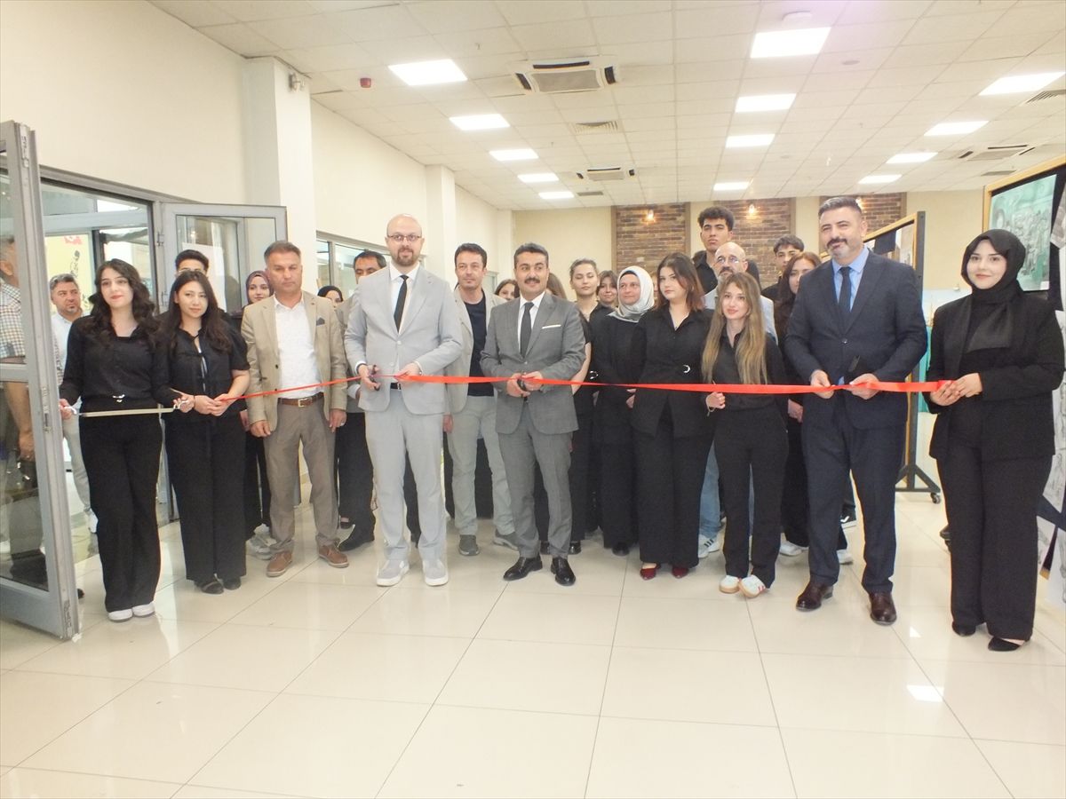 Sivas'ta lise öğrencileri "Yıl Sonu Karma Resim Sergisi" açtı