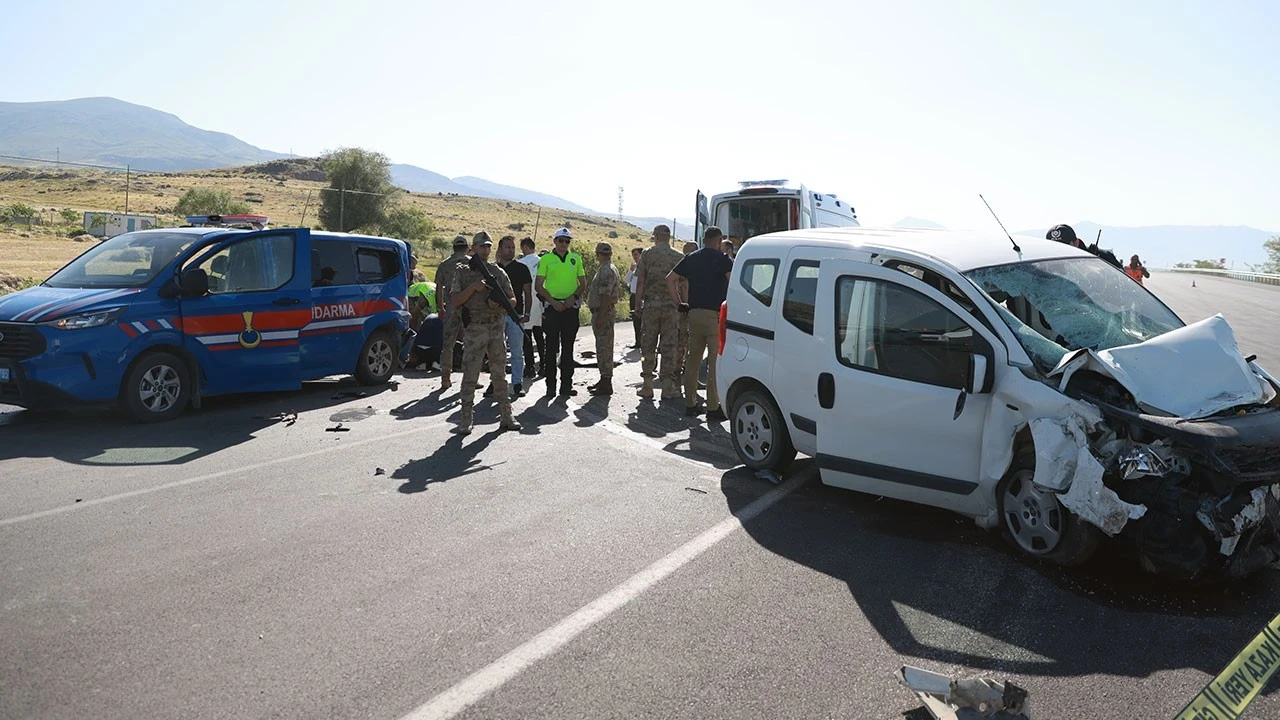 Van'da ticari araç askeri araca çarptı: 1 asker şehit oldu