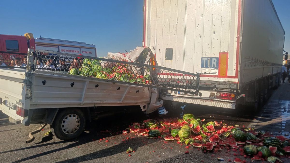 Manisa'da kamyonet, TIR'a arkadan çarptı: 1'i ağır 2 yaralı