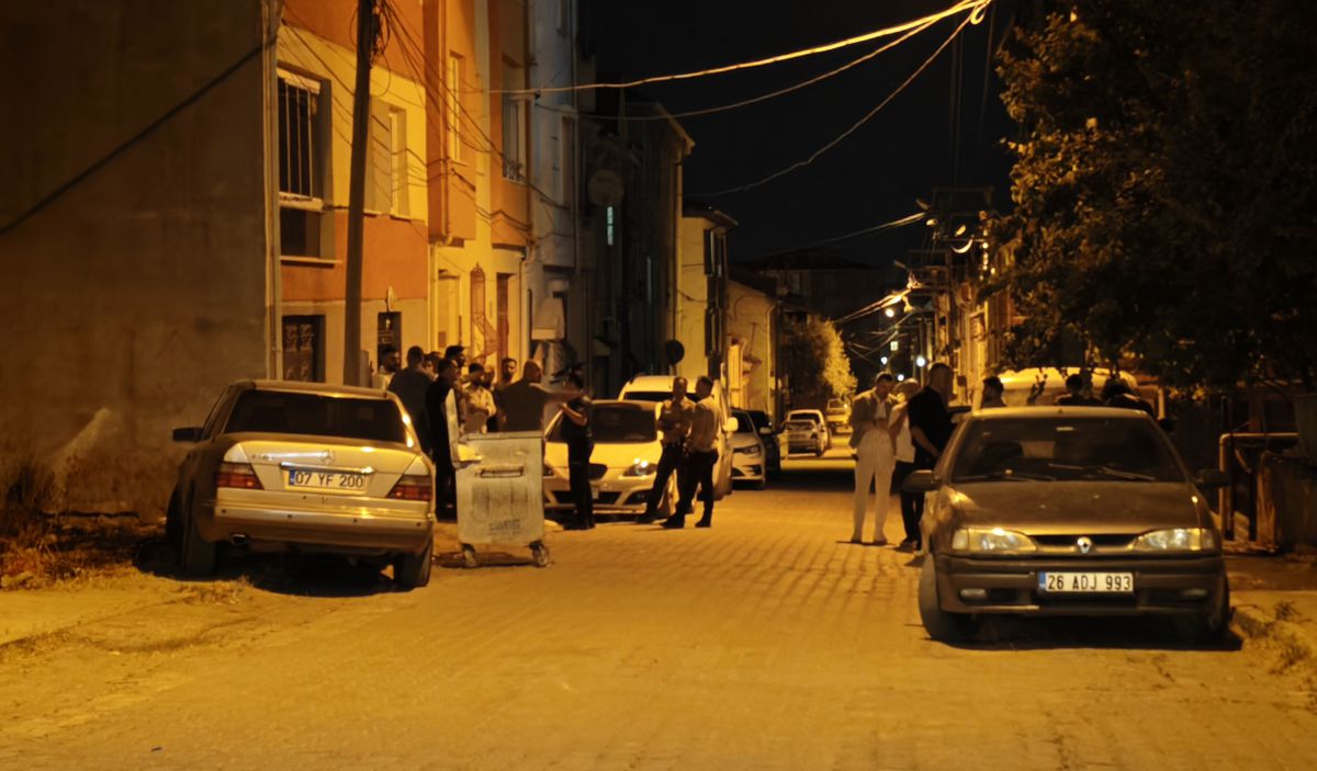 Eskişehir'de komşu iki aile arasında kavga: 1'i polis 11 yaralı