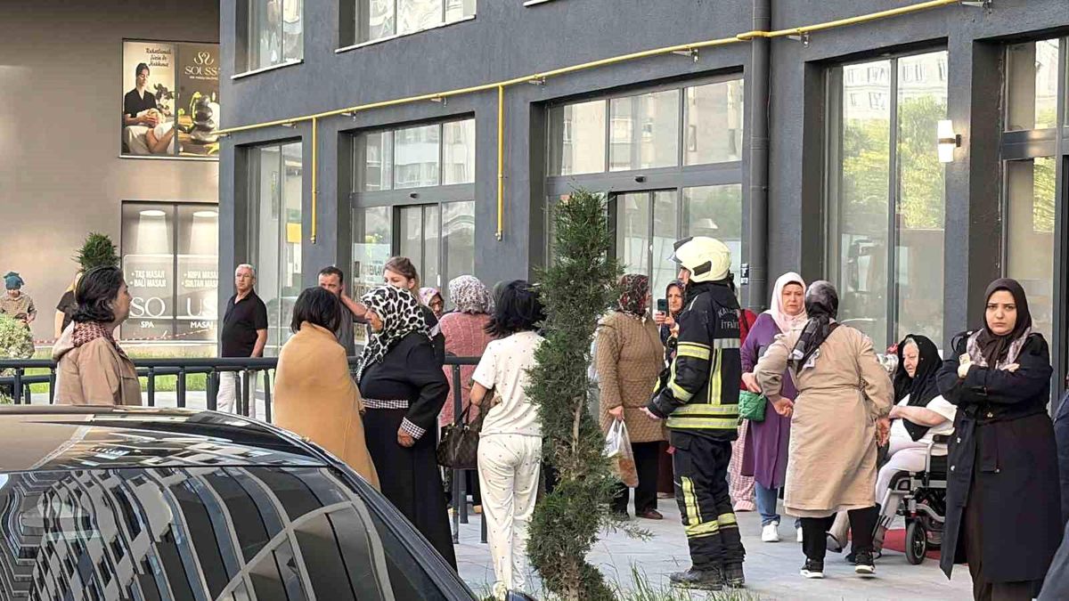 20 katlı binada yangın paniği: Bina sakinleri sokağa döküldü