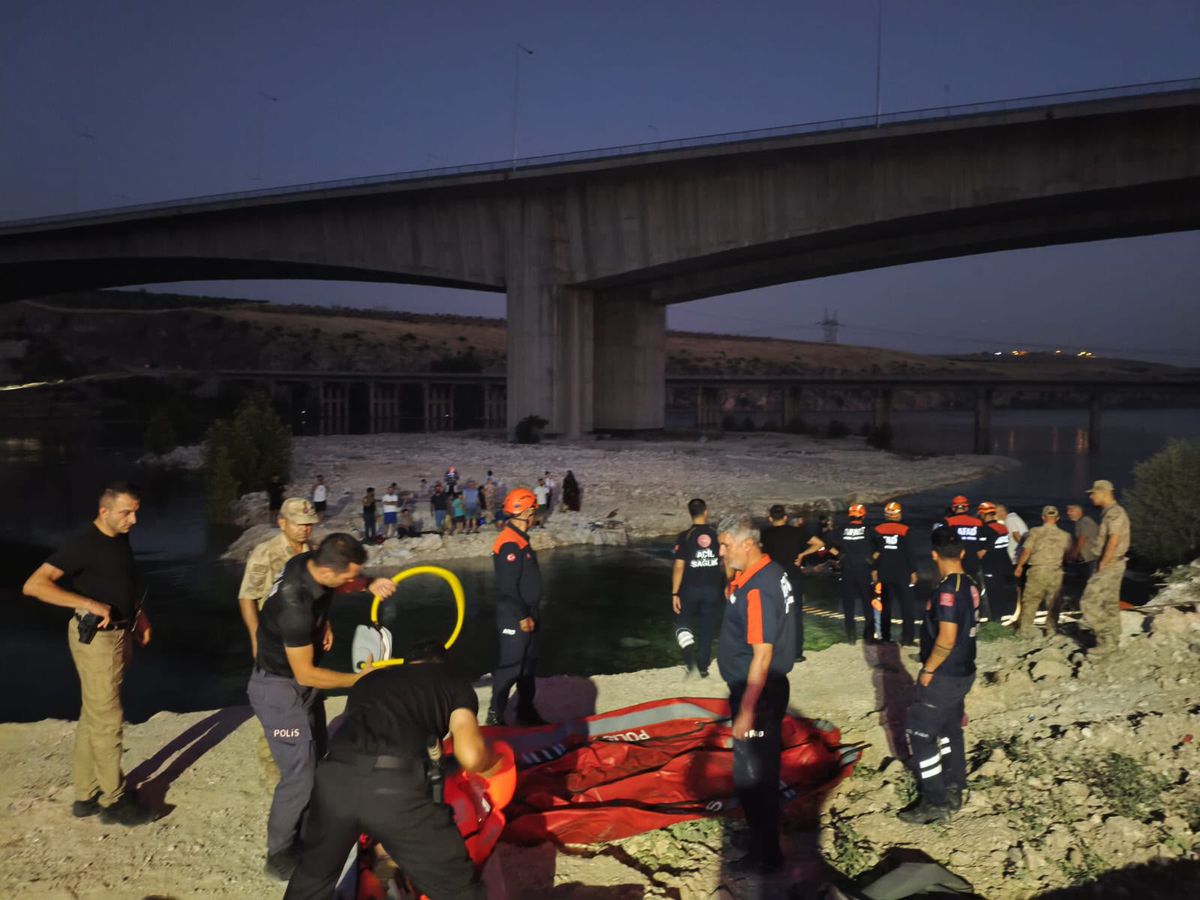 Piknik yaptıkları adacıkta su seviyesi yükselince mahsur kalan 32 kişi kurtarıldı