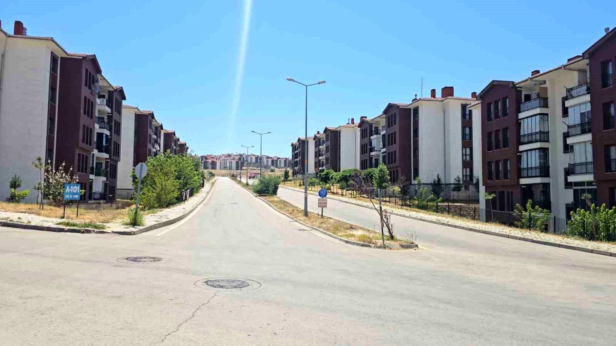 Elazığ'da kavurucu sıcaklar yolları boşalttı