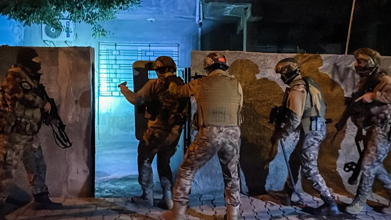 Zehir tacirlerine geçit yok! Şafak baskınında enselendiler