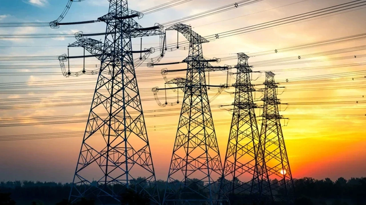 Elektrik fiyatlarında düşüş sinyali: Tavan 2 bin 488 TL’ye geriledi