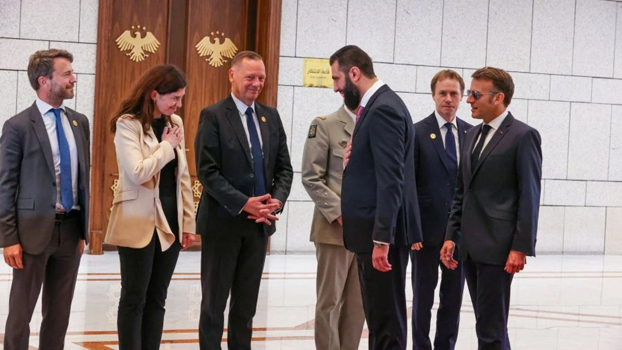 Macron, Fransız şirketlerle Suriye'de: "Yatırım mı, yeni etki arayışı mı?"