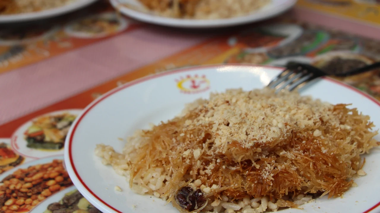 Rize’den Ezber Bozan Lezzet: ‘Böyle Yemek mi Olur’ Diyen Bir Daha Bırakamıyor! Pilav Üstü Kadayıf Akını