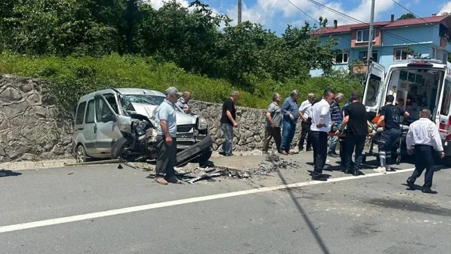 Otomobil karşı şeride geçti: 7 kişi yaralandı