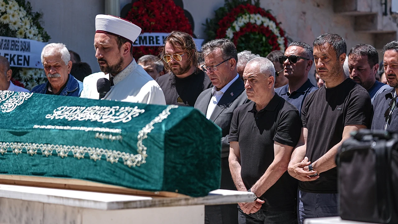 Rıza Çalımbay’ın acı günü: Annesi son yolculuğuna uğurlandı